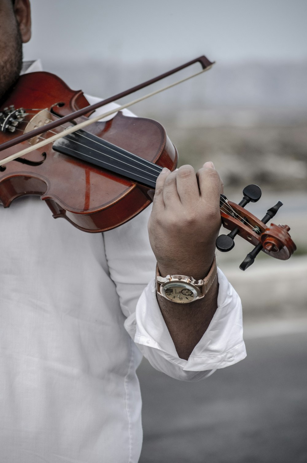 person playing violin during daytime