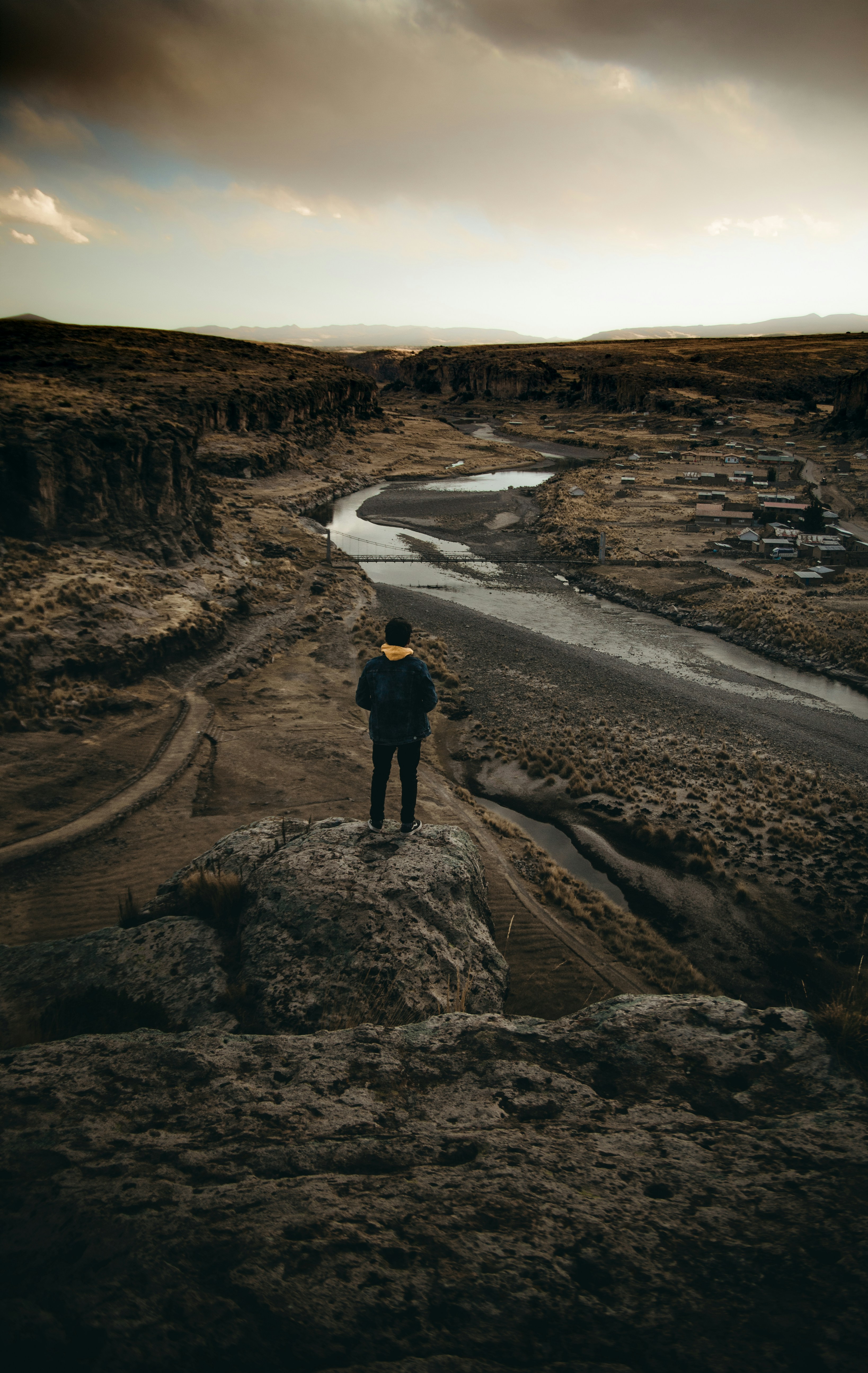 Persona de pie con pantalones negros