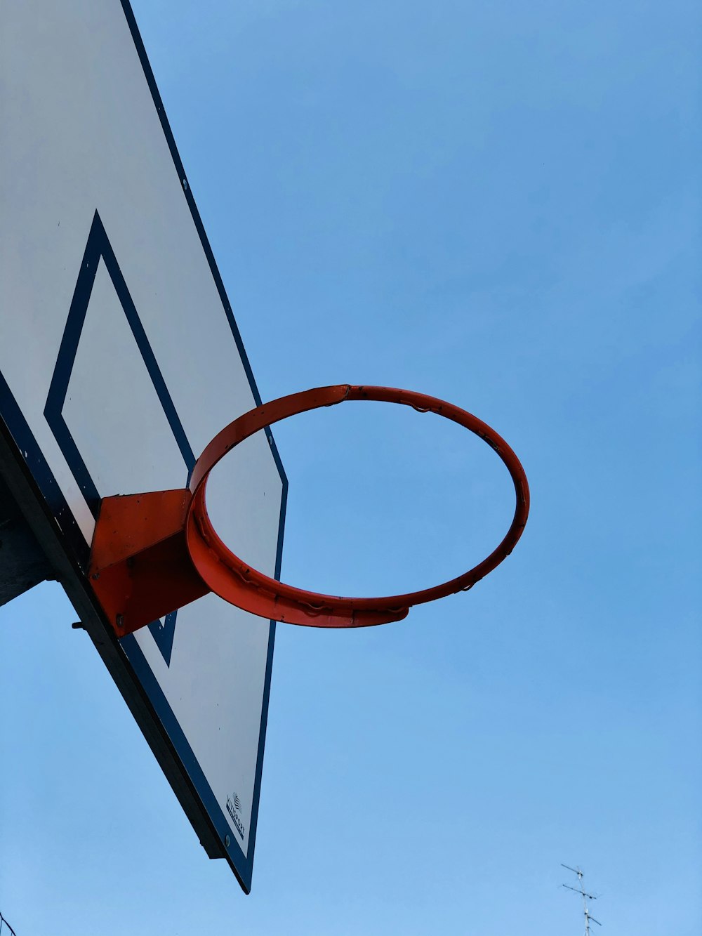 赤と白のバスケットボールフープ