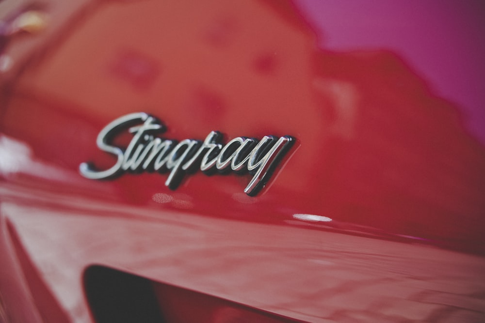 um close up do emblema em um carro vermelho