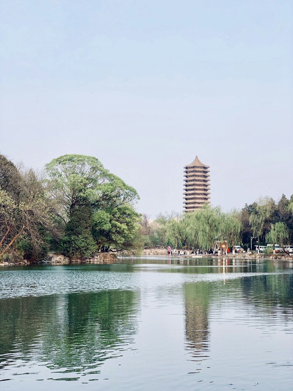 Edifício de pagode marrom à beira de um lago