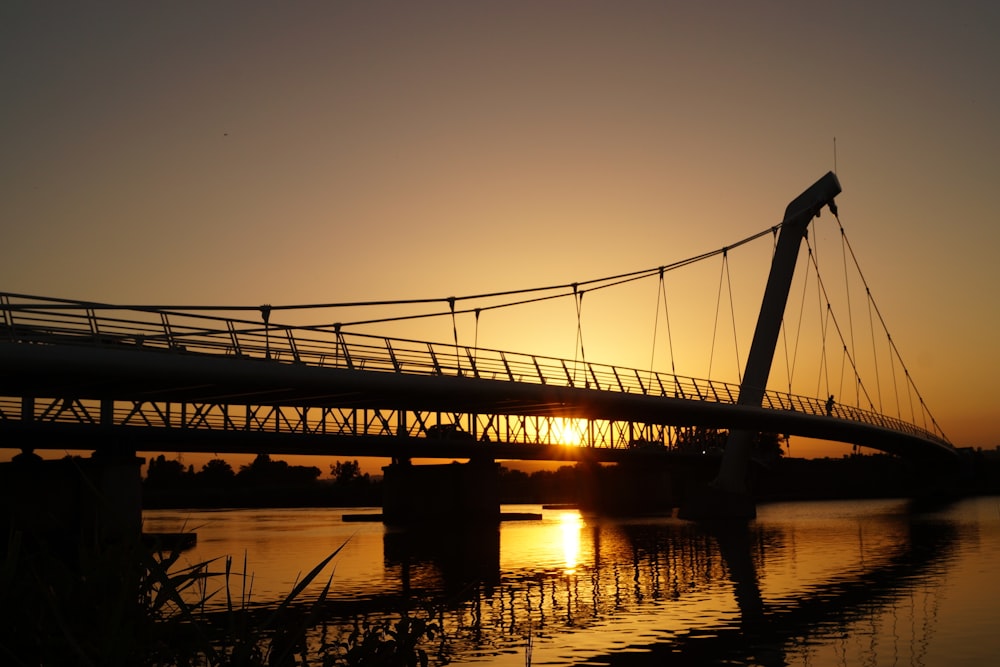 silhouette de pont pendant l’heure dorée