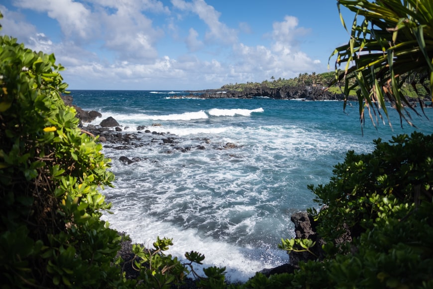 Scogliere e Oceano si incontrano alle Hawaii