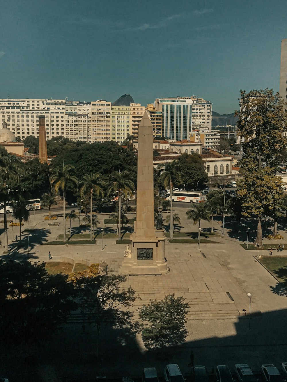 Brauner Obelisk neben Bäumen