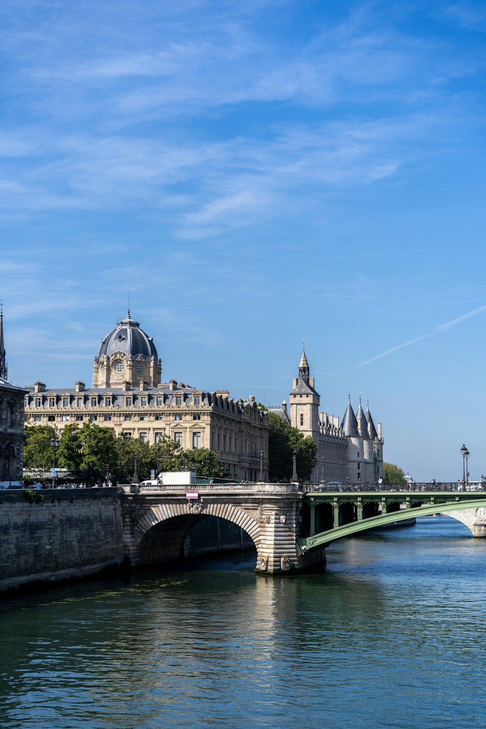 photo de pont gris et vert