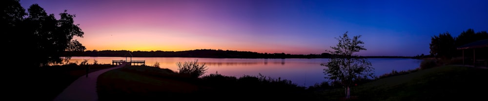 Panorama-Silhouette der Insel-Sonnenuntergangslandschaft