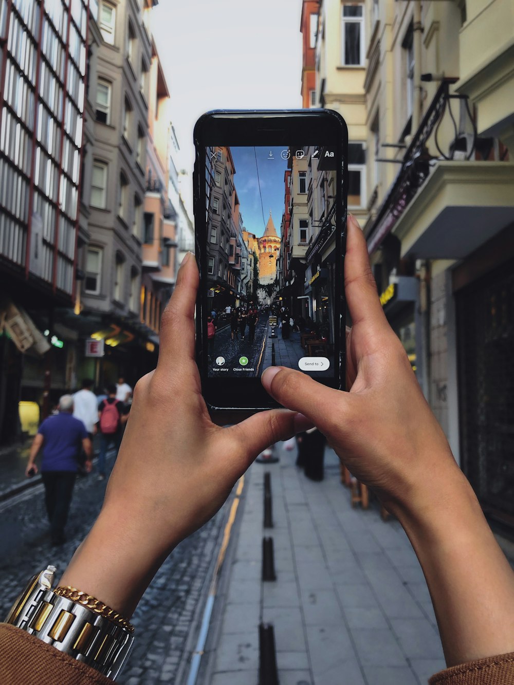 Persona sosteniendo un teléfono inteligente tomando una foto del edificio