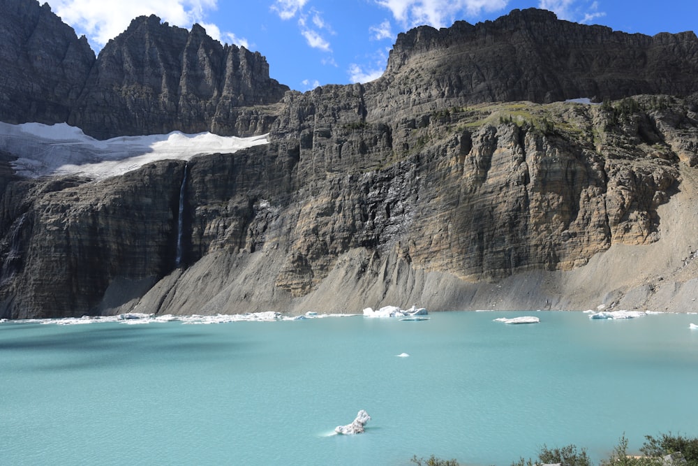 Montagna grigia della roccia accanto alla riva del mare