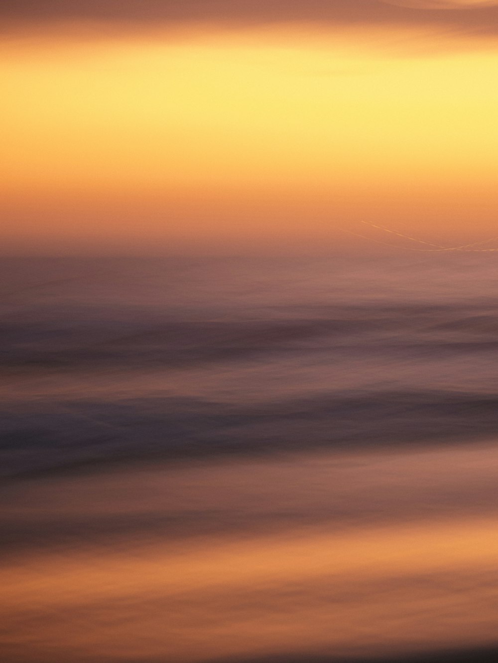 Una foto borrosa del océano al atardecer