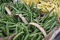 Baskets filled with a variety of crisp, freshly harvested legumes and hortaliças.