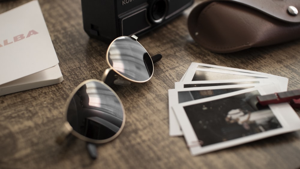 Foto mit flachem Fokus einer schwarzen Sonnenbrille mit silbernem Rahmen