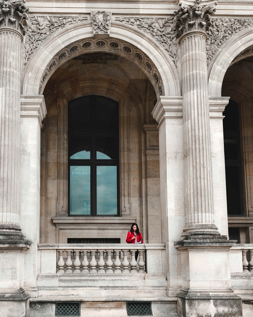 femme sur le balcon