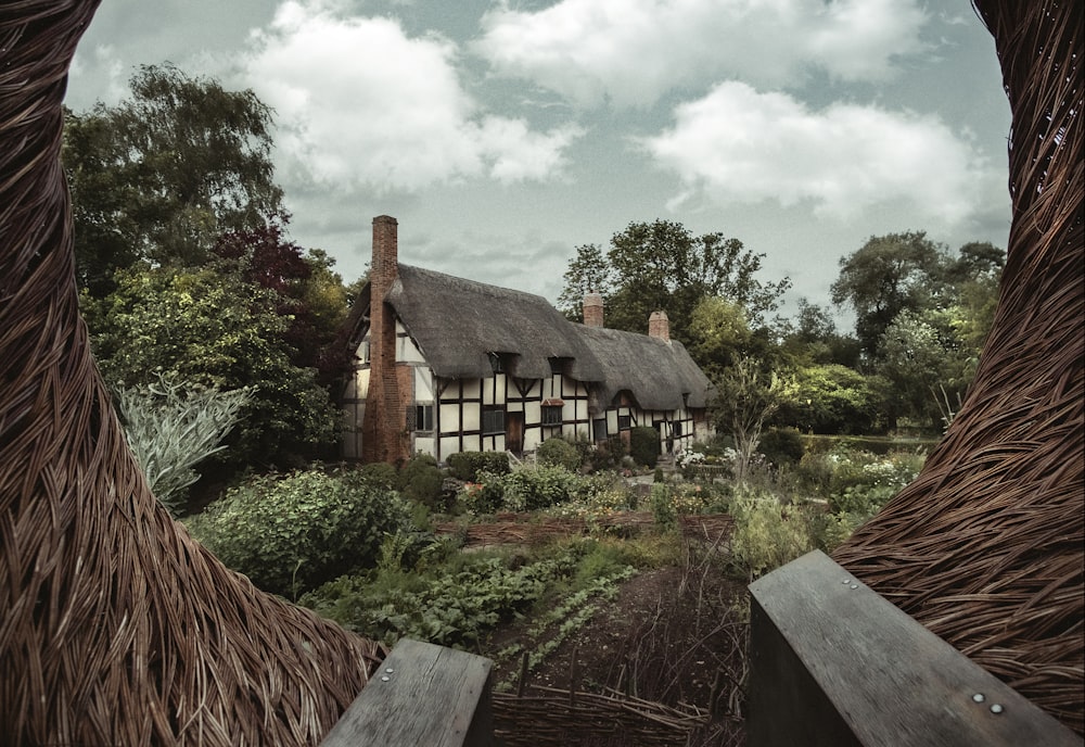 paysage de maison blanc et gris