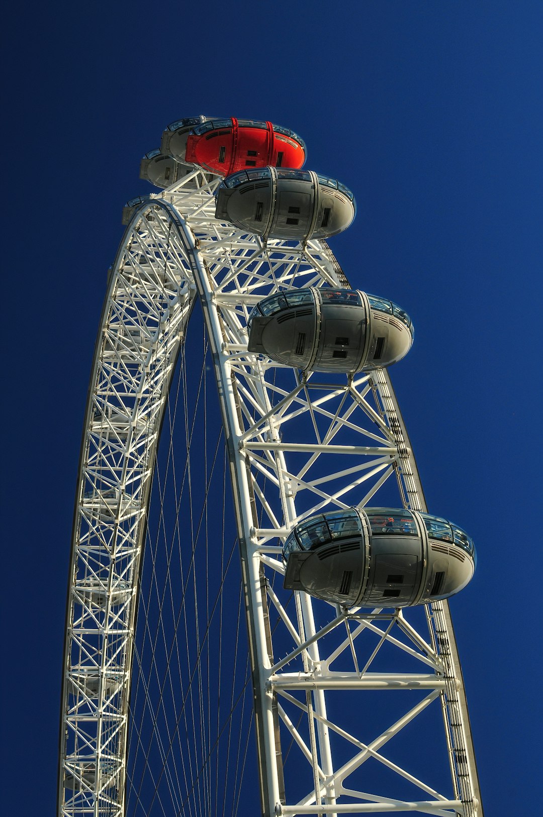 photo of white and red Ferris Wheel