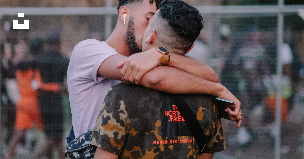 Foto Foto De Foco Raso De Dois Homens Se Beijando Imagem De Casal foto-foto-de-foco-raso-de-dois-homens-se-beijando-imagem-de-casal