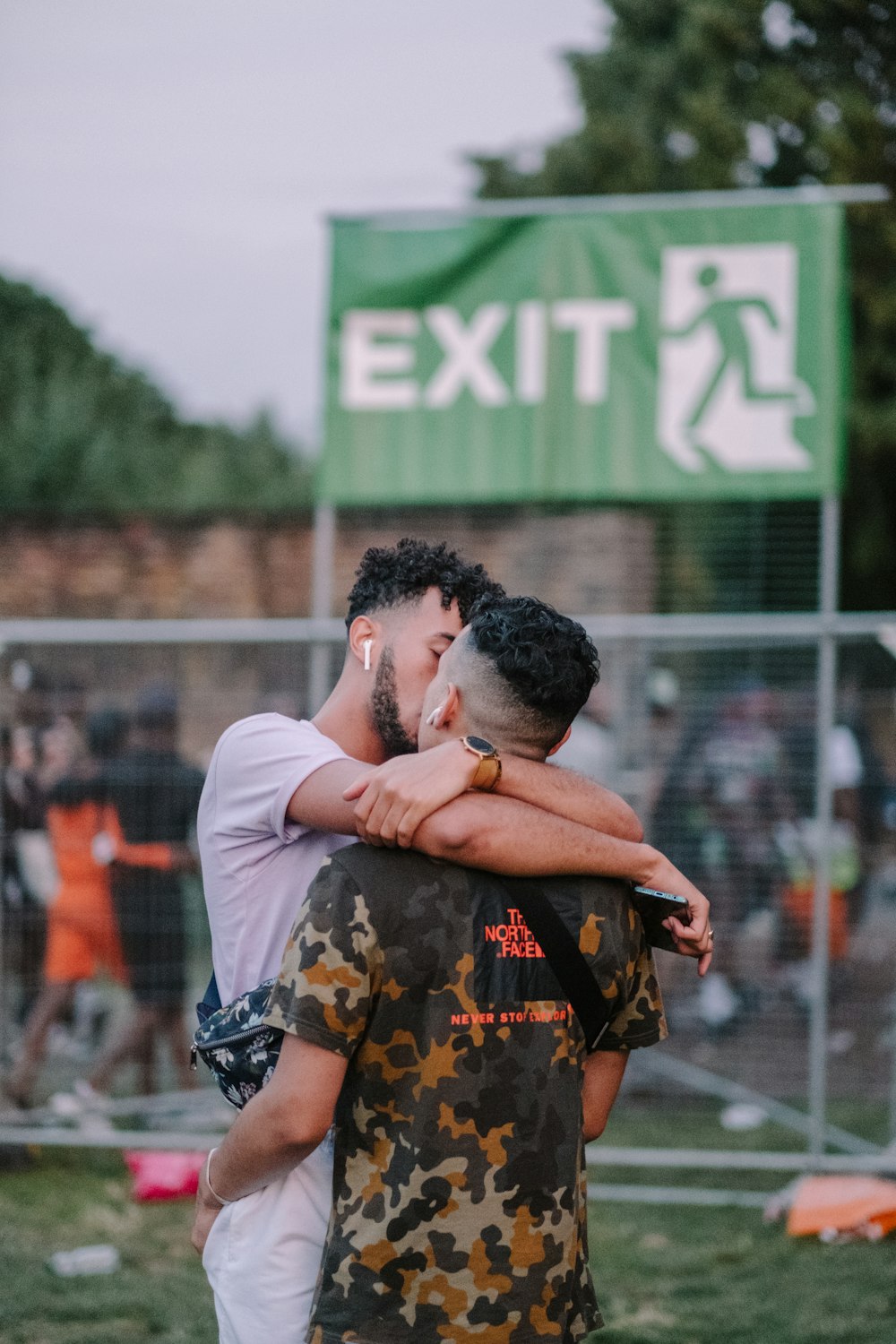 Photo de mise au point superficielle de deux hommes s’embrassant