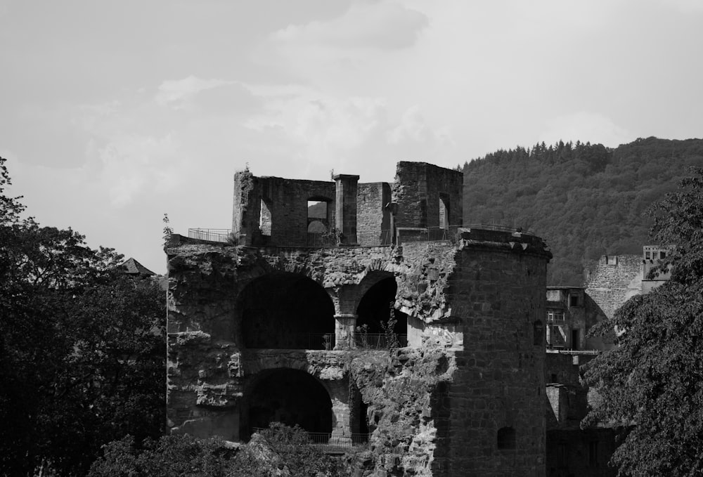 Photo en niveaux de gris des ruines