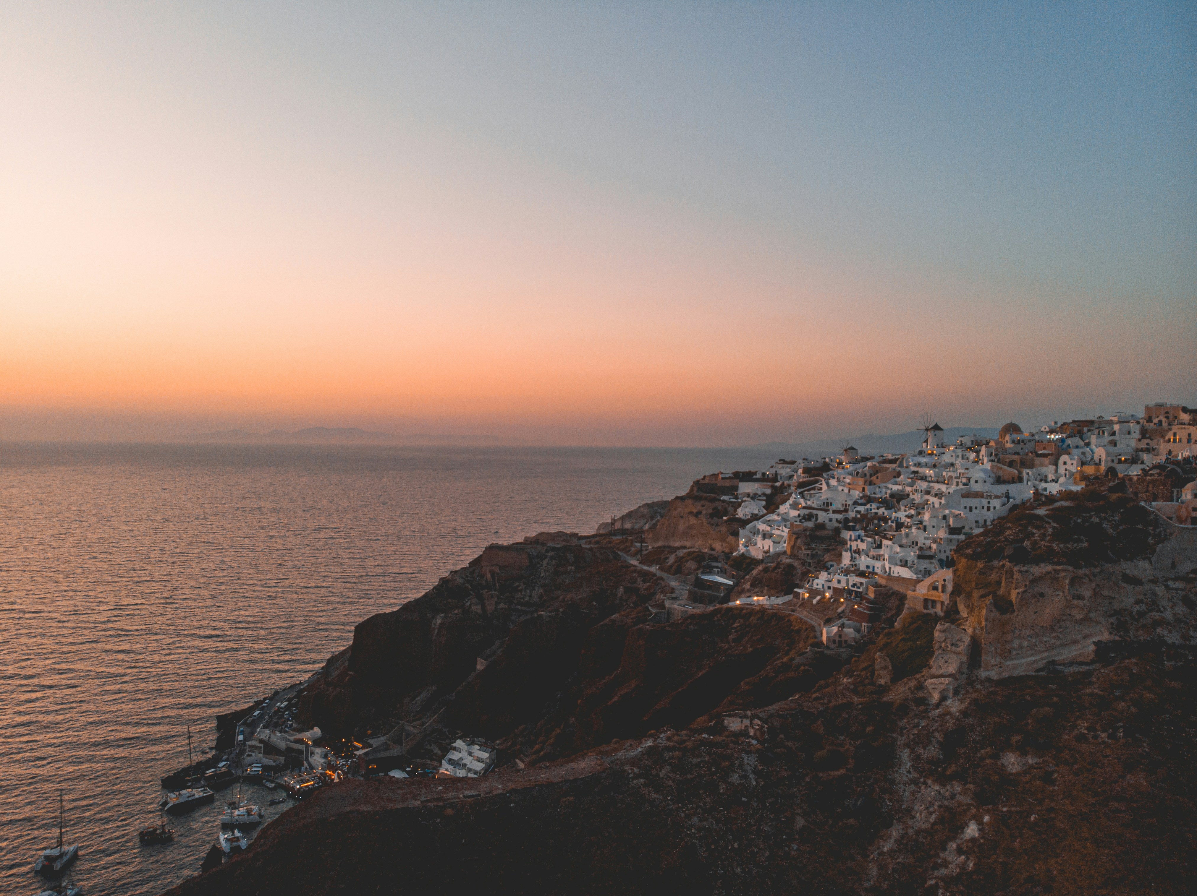 Foto aerea di edifici sulla montagna vicino allo specchio d'acqua