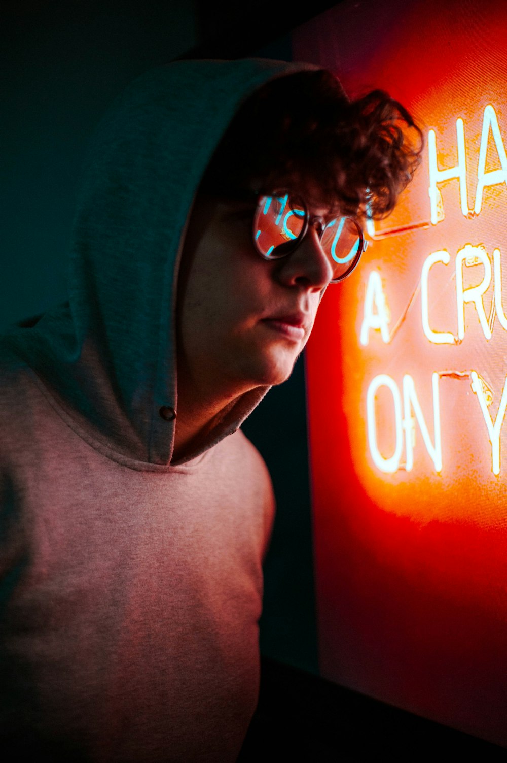 homme portant des lunettes et un sweat à capuche