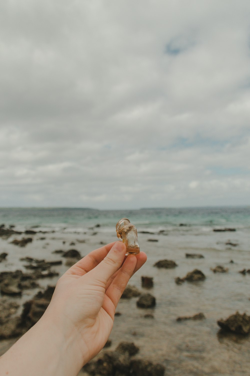 Fragmento de piedra blanca y marrón