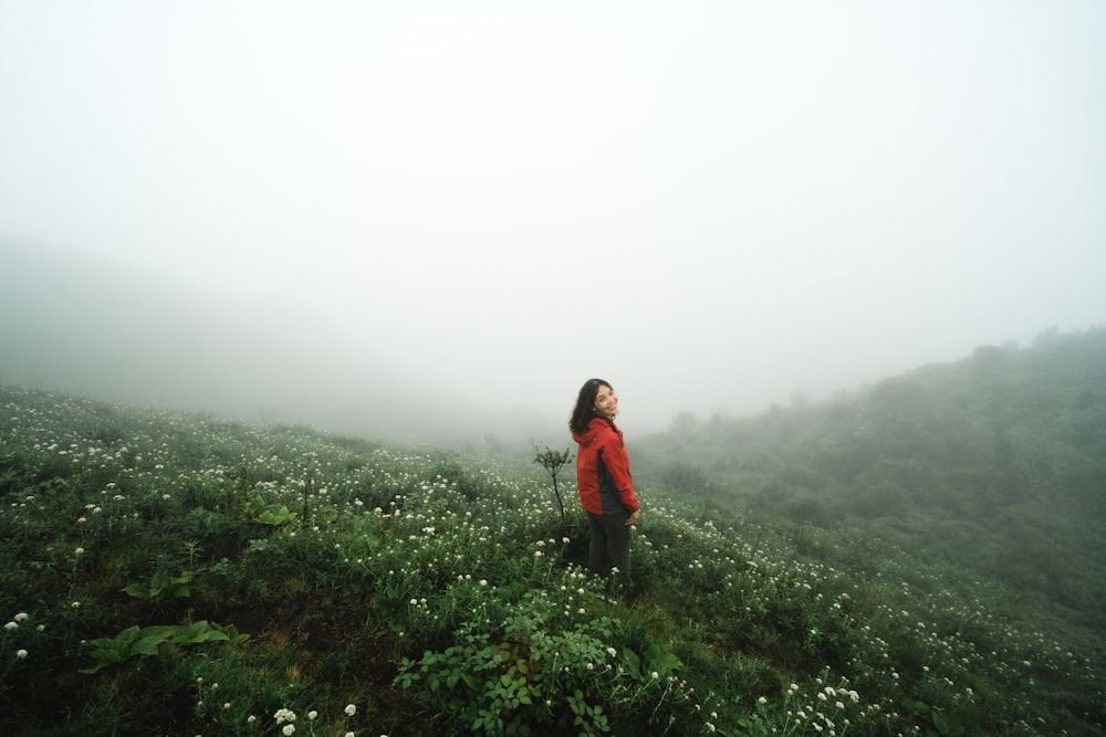 femme debout près des plantes