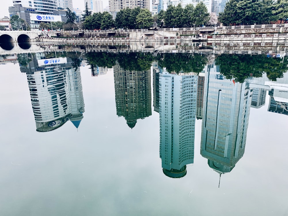 Reflet du miroir d’eau des bâtiments