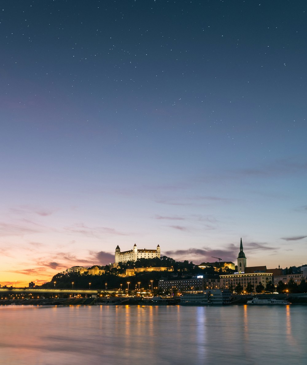 Weißer Palast auf Berg unter blauem Himmel