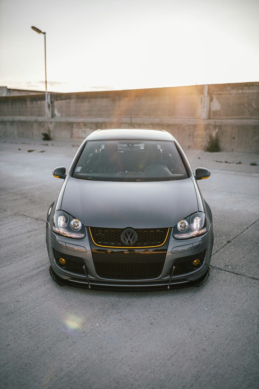 voiture Volkswagen argentée sur une route grise