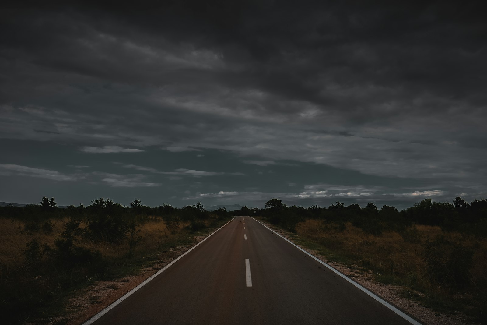 Fujifilm X-T3 + Fujifilm XF 16mm F1.4 R WR sample photo. Gray road under cloudy photography