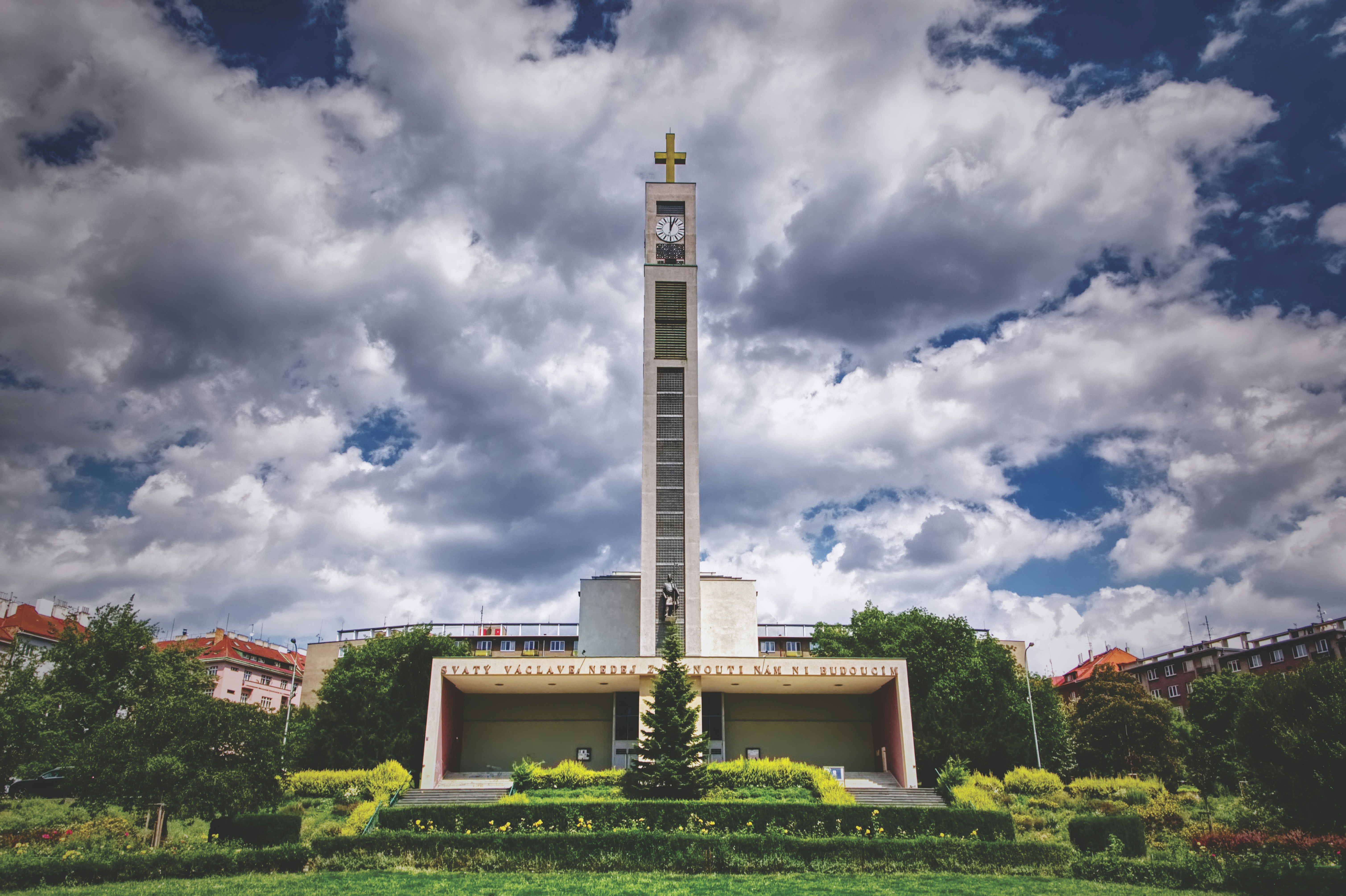gray concrete cathedral at daytim
