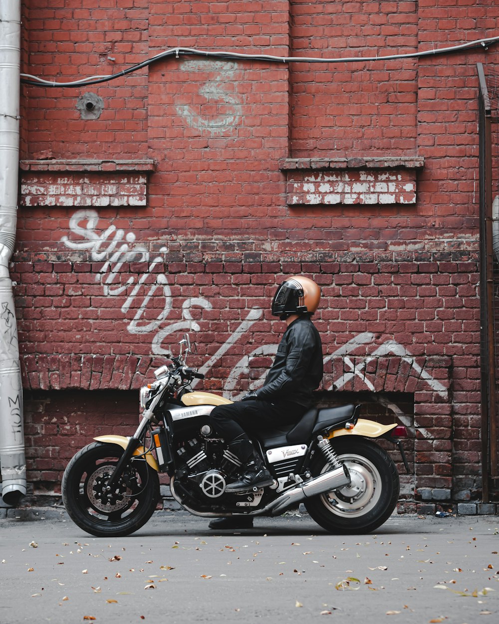 homme conduisant une moto pendant la journée