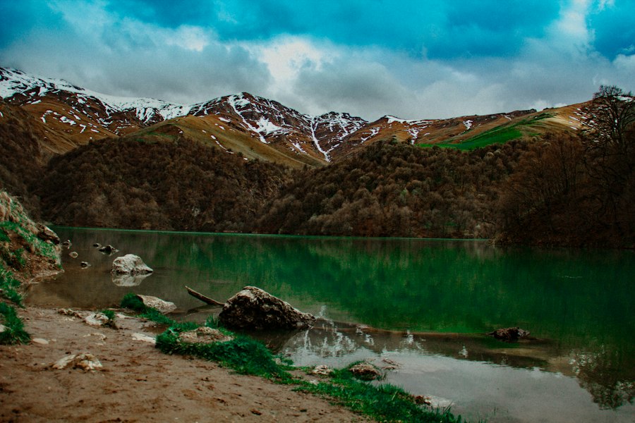 دریاچه‌ای کوهستانی در قفقاز