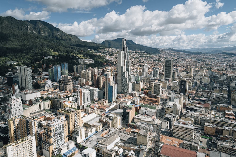 Edificios cerca de la montaña