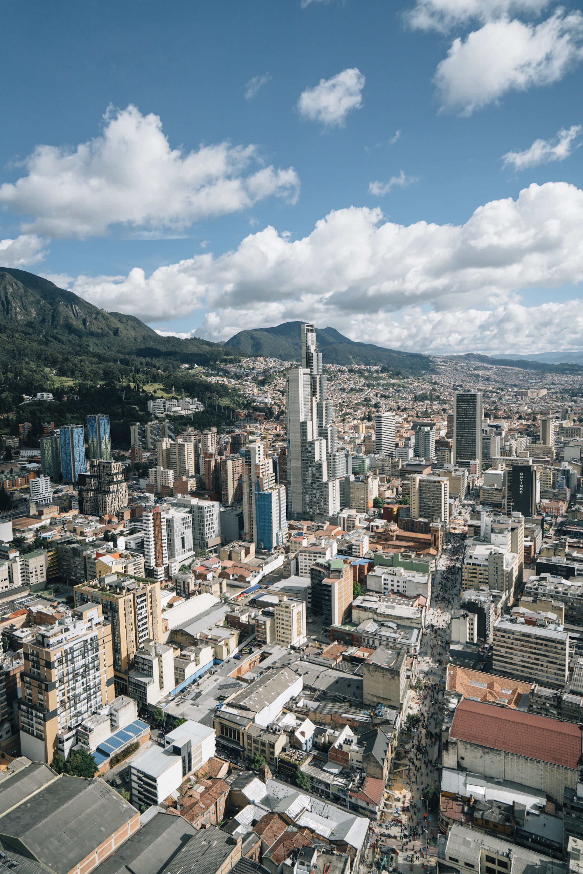 Vista aérea de edificios en una ciudad colombiana