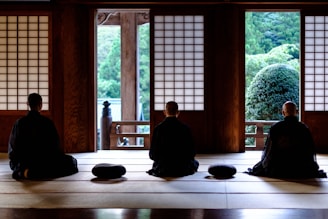 grupo meditando usando método kaizen