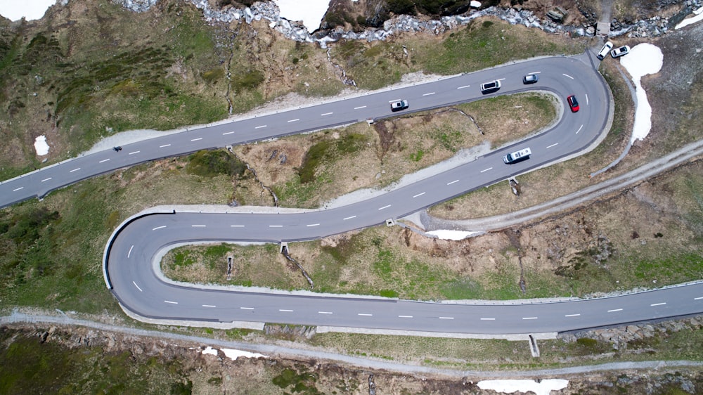 Fotografía aérea de una carretera de hormigón durante el día