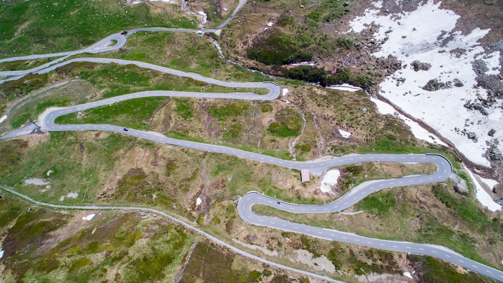Fotografía aérea de una carretera de hormigón durante el día