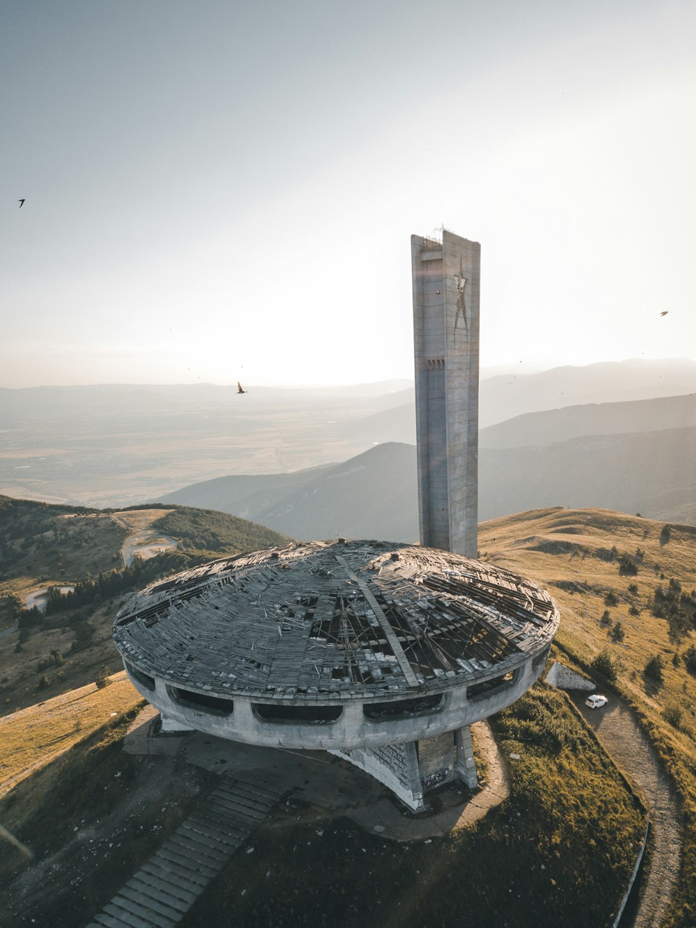 edifício redondo de concreto cinza