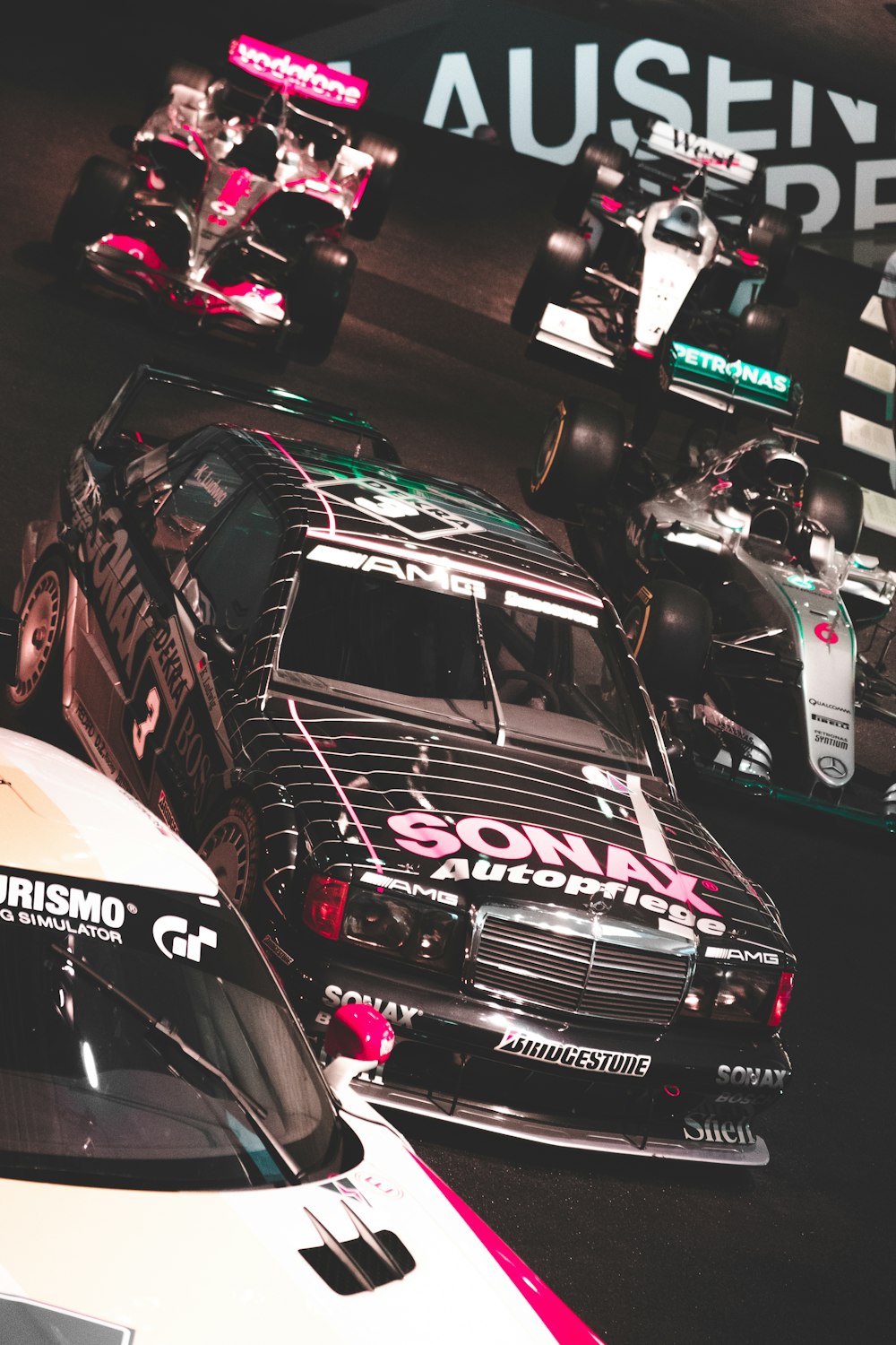 ブラックのメルセデスベンツWシリーズスポーツカー