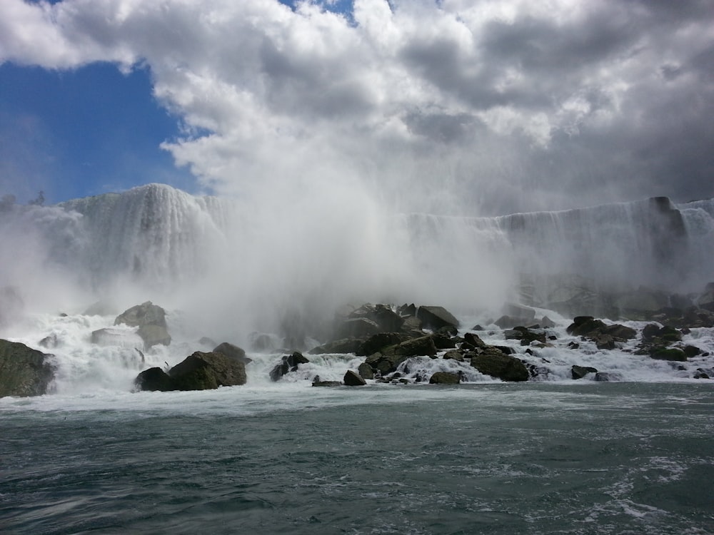 una grande cascata con una grande quantità di acqua che esce da essa
