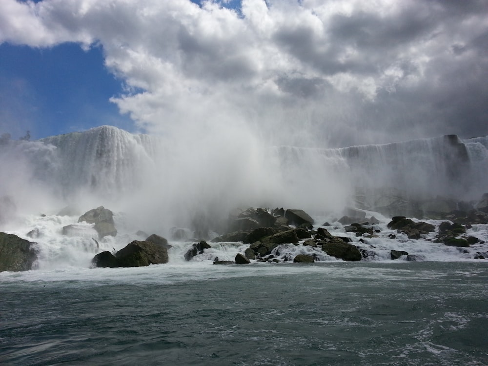 una gran cascada con una gran cantidad de agua que sale de ella