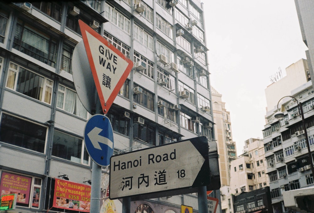 hanoi road signage