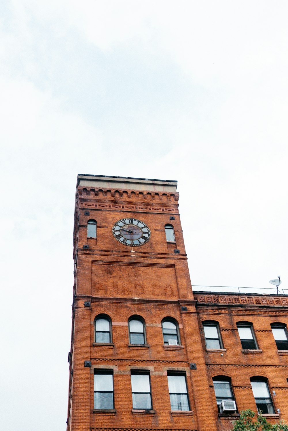 bâtiment brun avec photo d’horloge