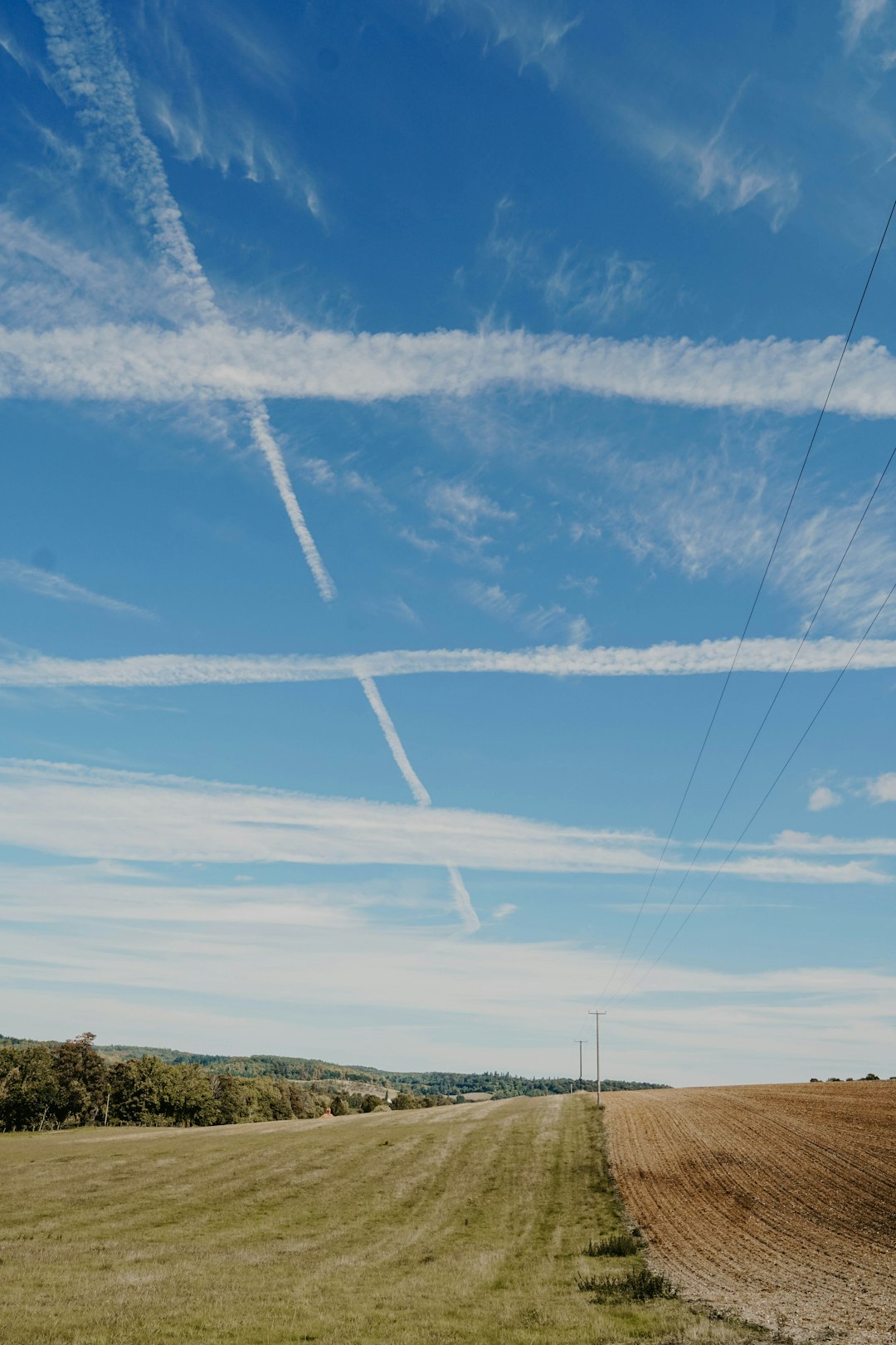 white contrail air