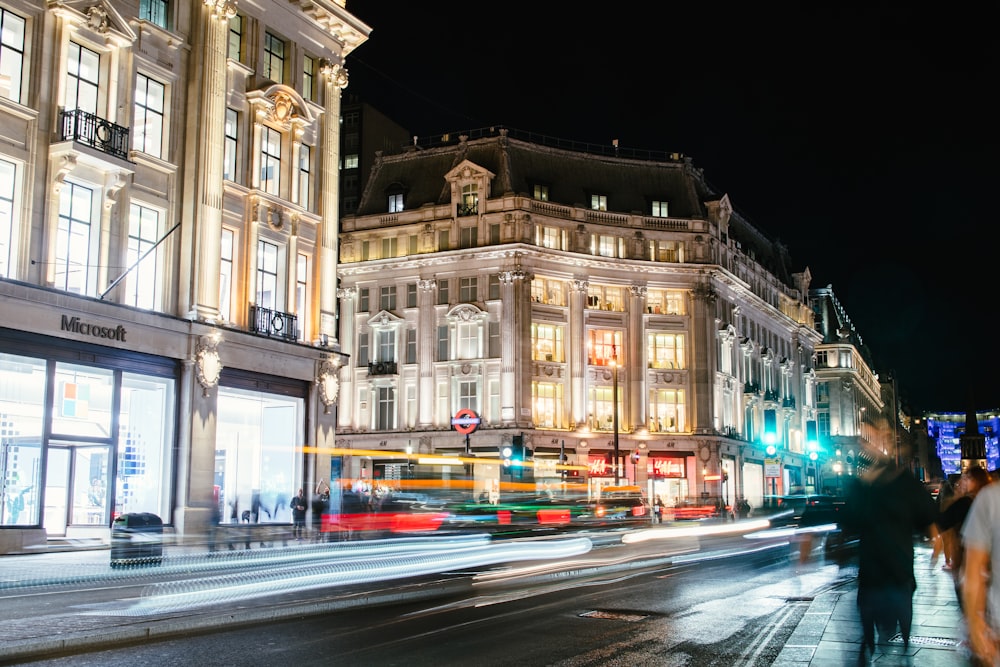 Braunes Betongebäude in der Nacht