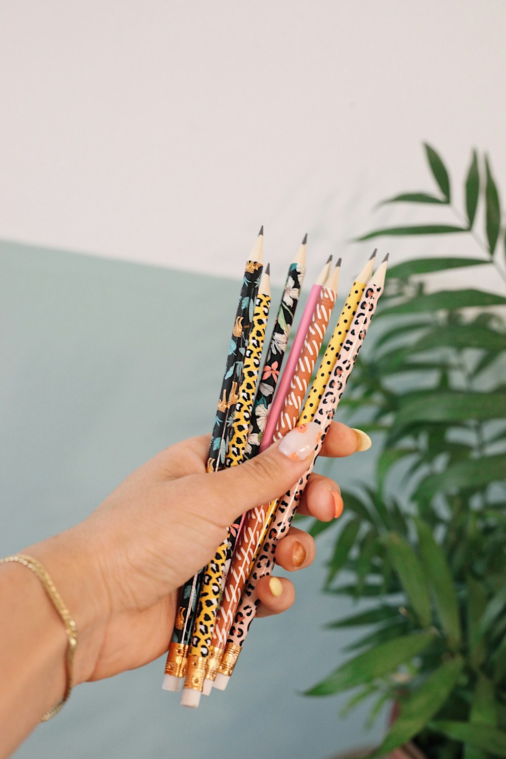 lápis de cor variado além de palmeiras verdes