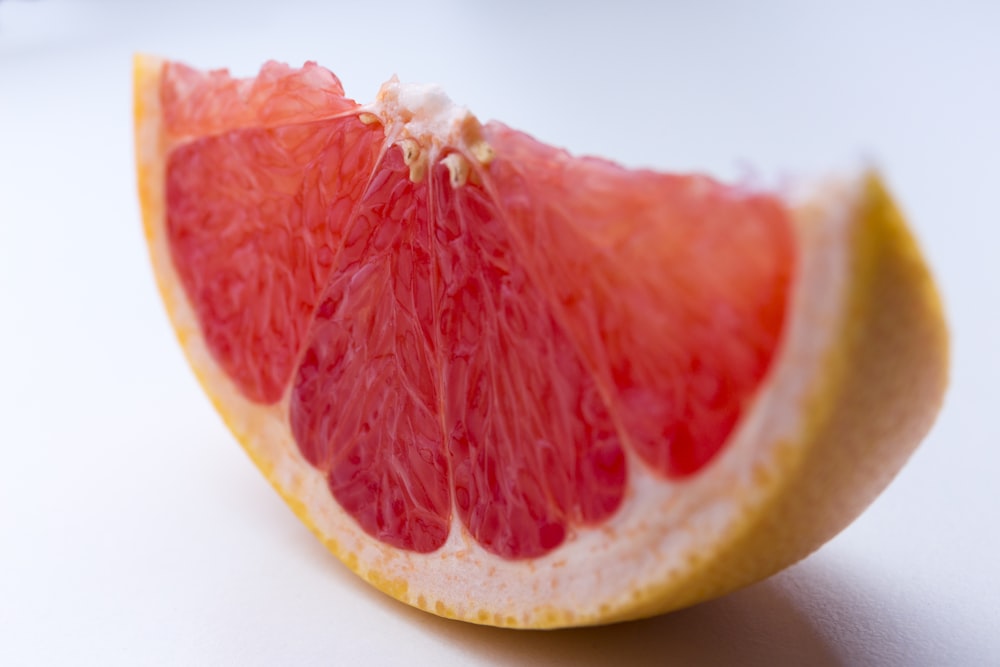 Photo de mise au point peu profonde d’un fruit orange tranché