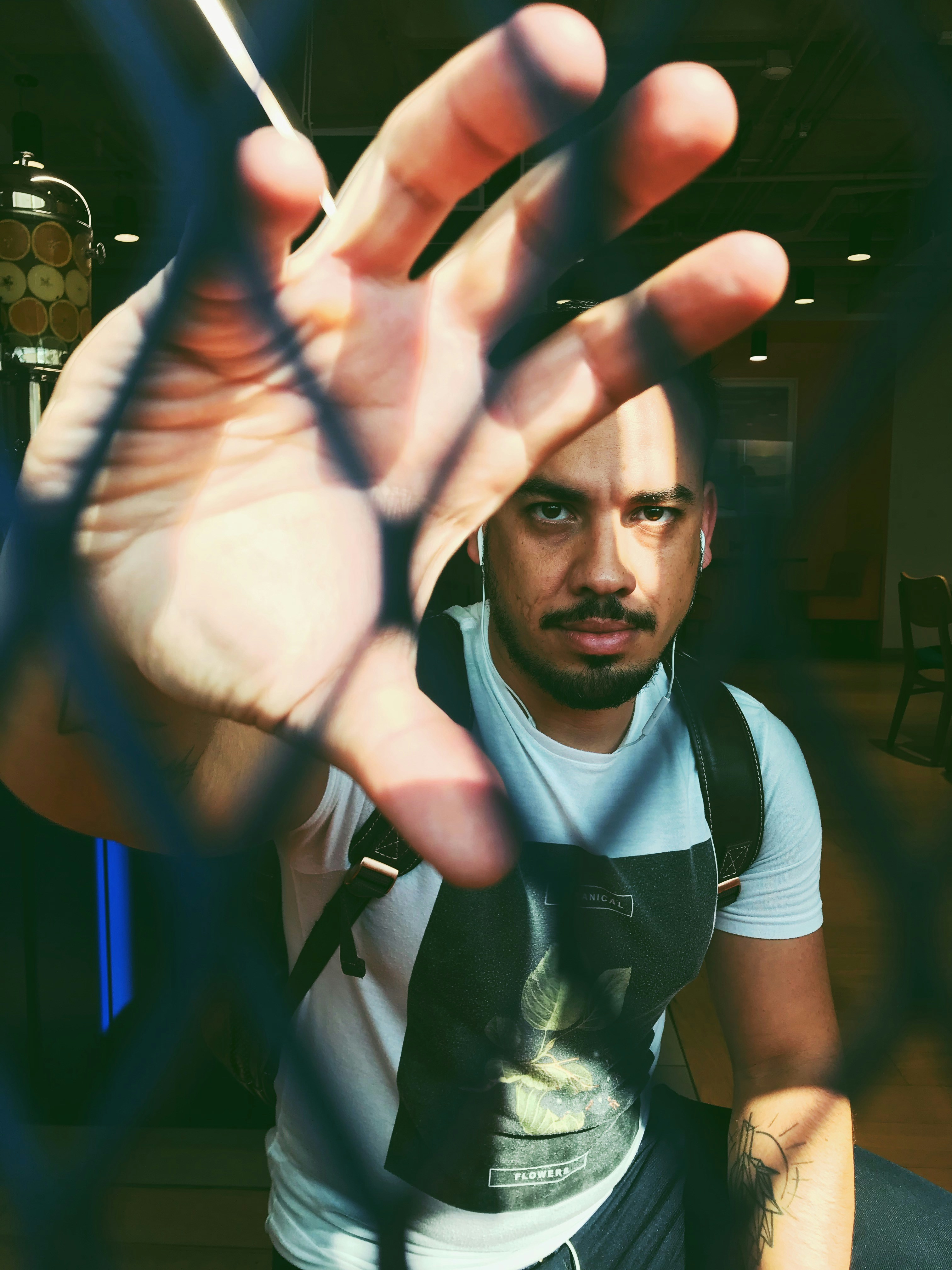 hombre con camisa blanca y negra tomando selfie
