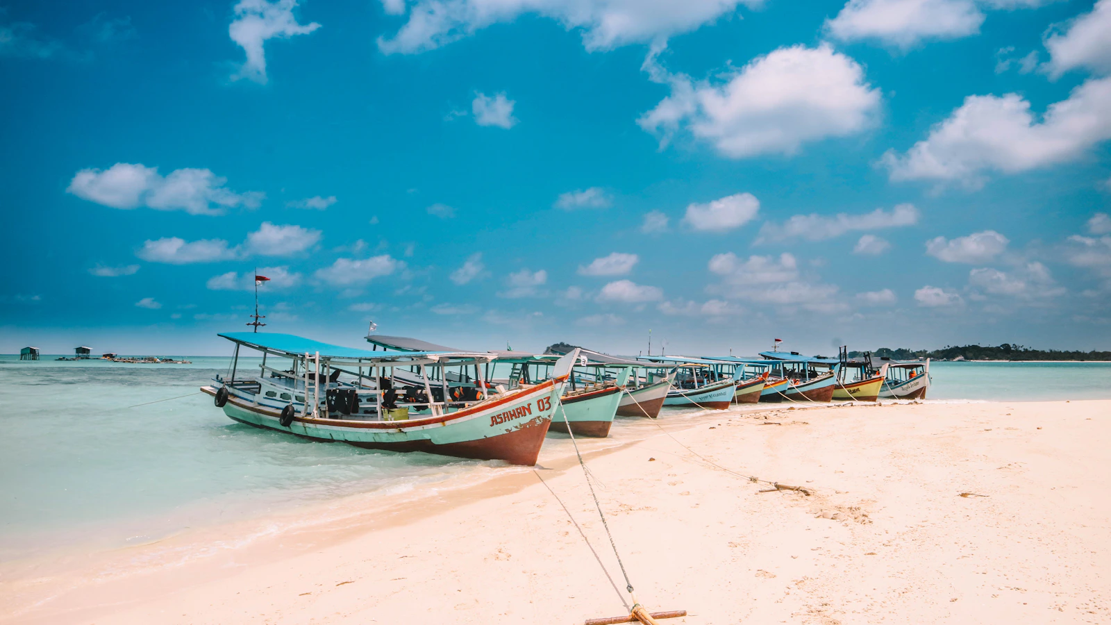 Perahu kater warna-warni berjejer di pantai Belitung Timur