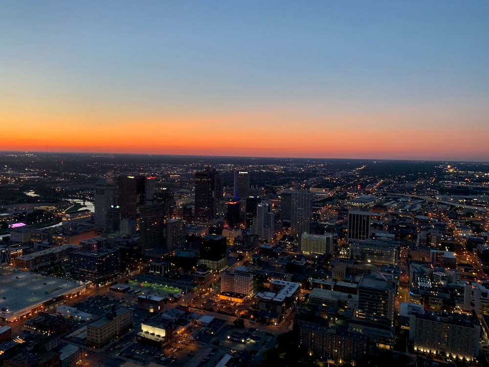 Foto vista aérea de edifícios da cidade durante a noite